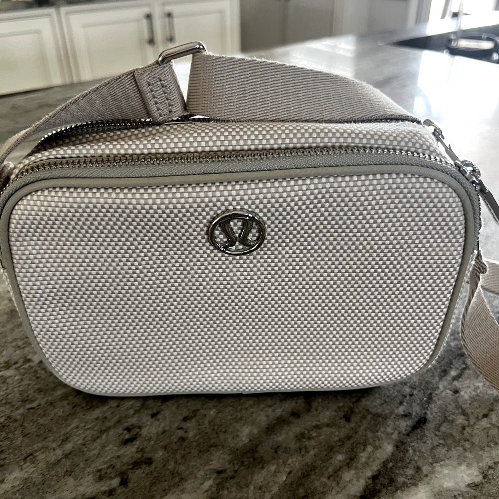 Lululemon Crossbody Camera Bag EUC!